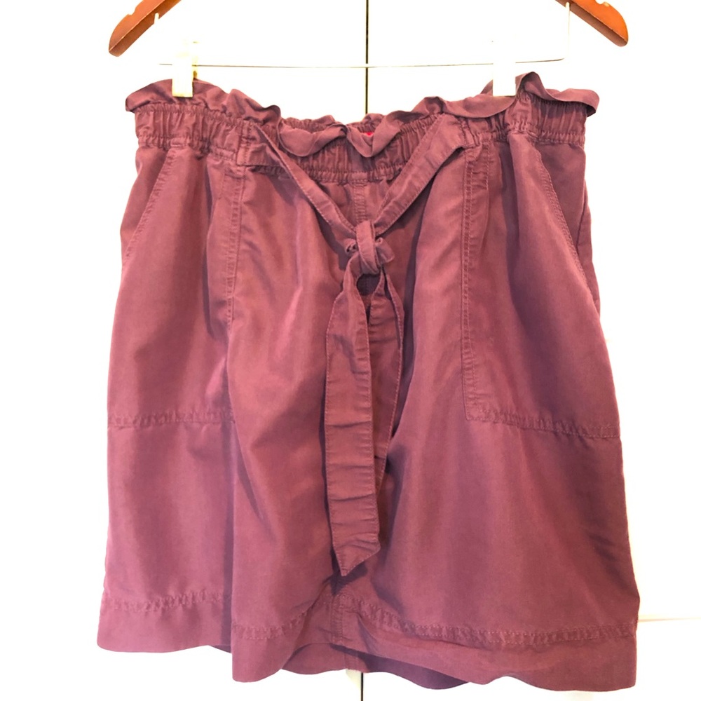 Versatile skirt with pockets. Elastic waist w/belt